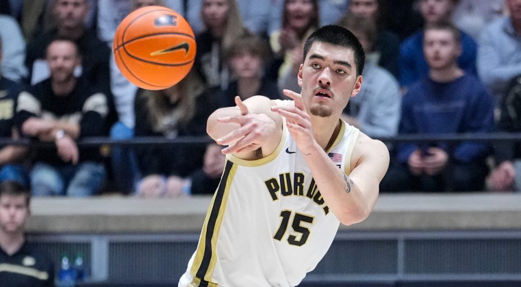 Purdue centre Zach Edey (15) feeds a fast break against Rutgers during the second half of an NCAA college basketball game in West Lafayette, Ind., Thursday, Feb. 22, 2024. (Michael Conroy/AP)