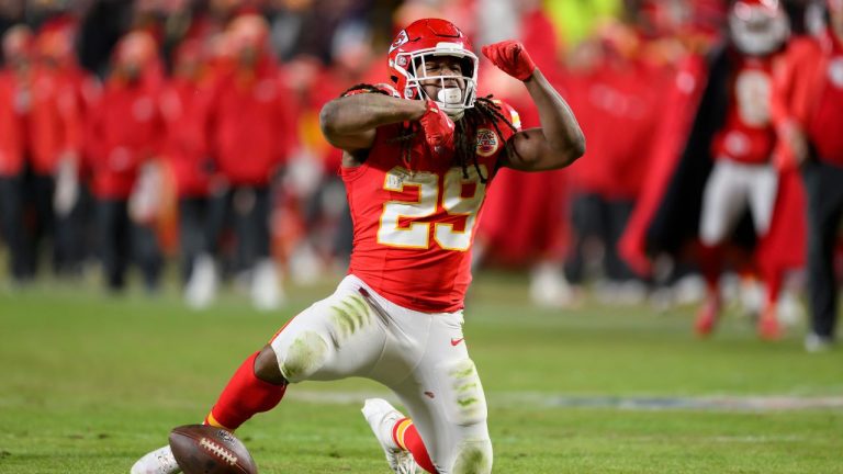 Chiefs Extend Kareem Hunt on One Year Deal