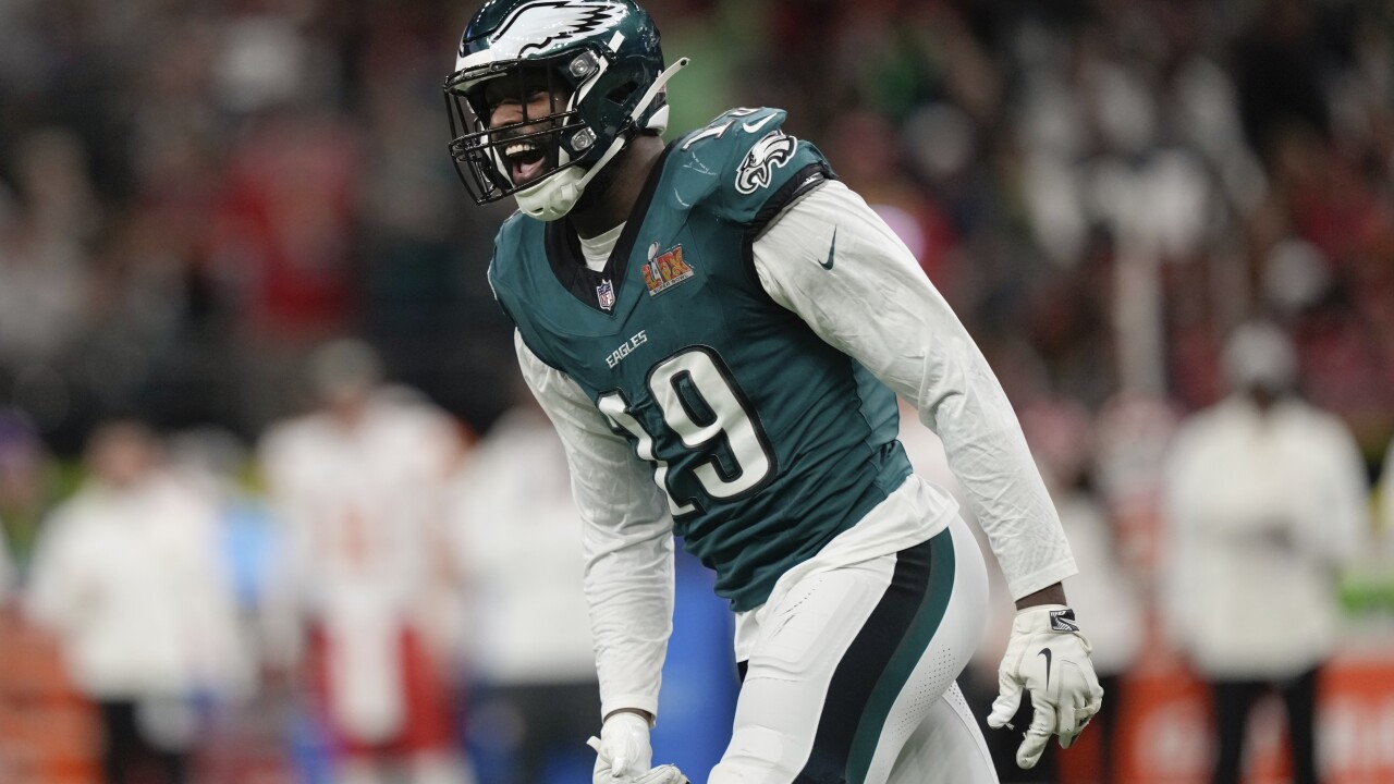 Cardinals Sign Josh Sweat to Four Year Deal
