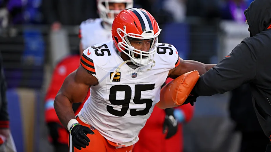 Jan 4, 2025; Baltimore, Maryland, USA; Cleveland Browns defensive end Myles Garrett (95) warms up before the game against Baltimore Ravens at M&T Bank Stadium. | Tommy Gilligan-Imagn Images