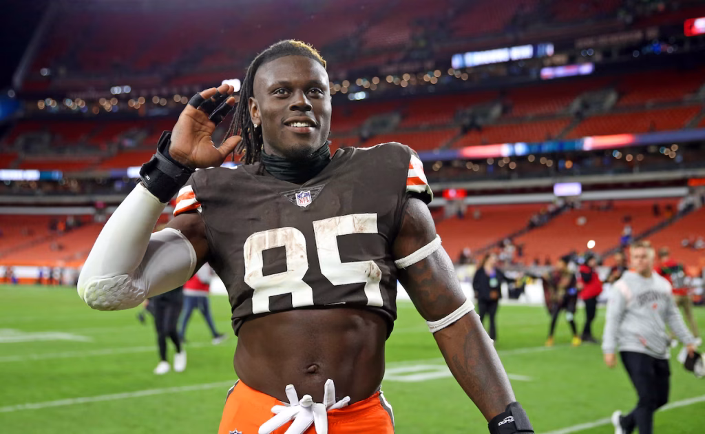 Cleveland Browns tight end David Njoku celebrates as he leaves the field after defeating the Pittsburgh Steelers. Joshua Gunter, cleveland.com