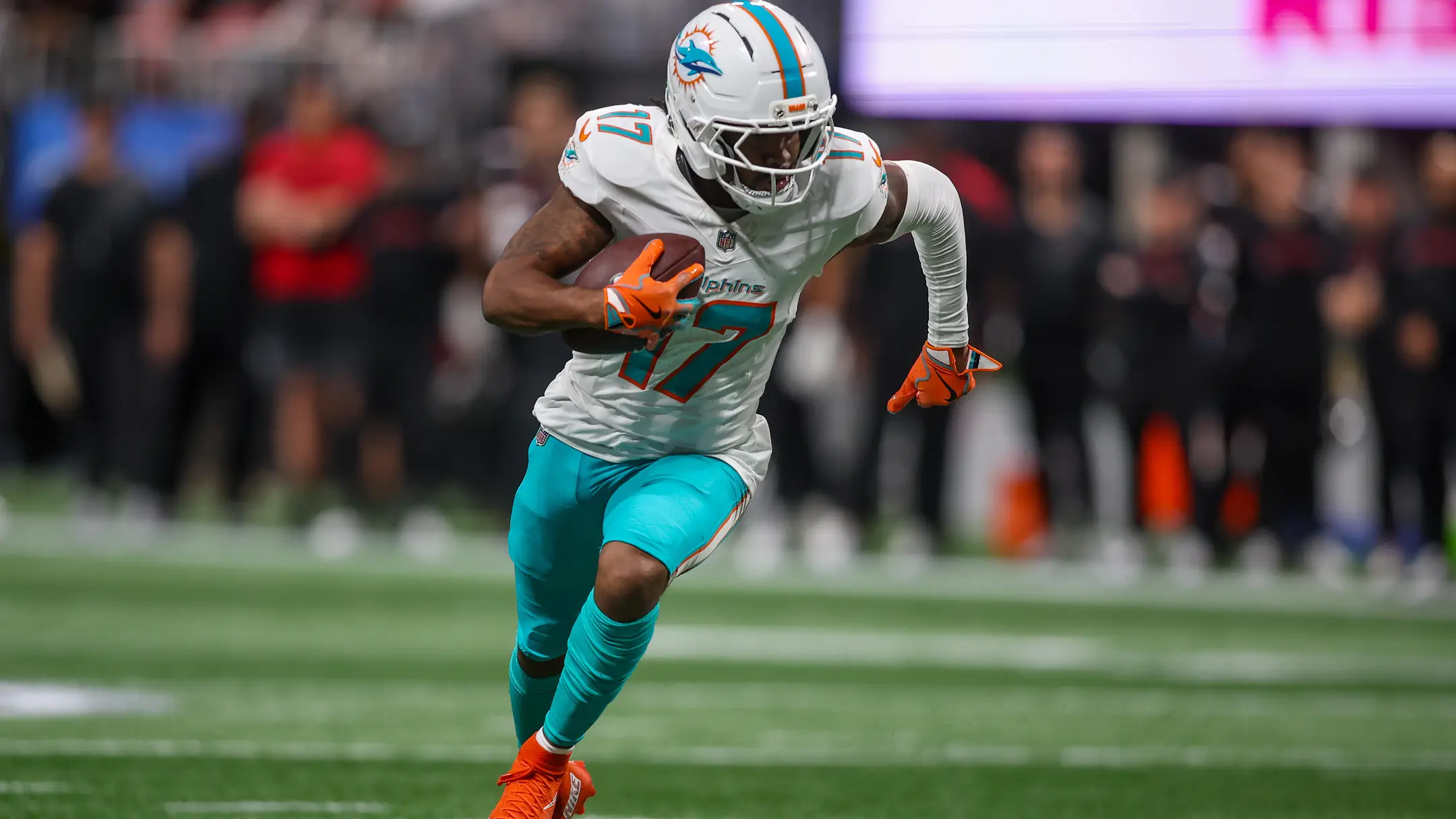 Dolphins Trade Jaylen Waddle to Broncos