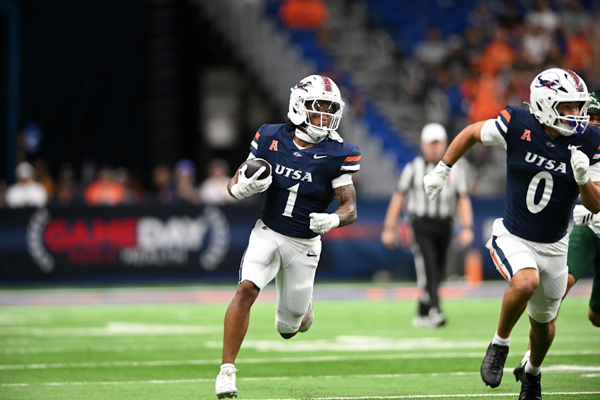 SAN ANTONIO, TX - SEPTEMBER 26: UTSA Roadrunners RB Will Henderson III (1) runs for yardage during game between the Colorado State Rams and the UTSA Roadrunners on September 26, 2026 at the Alamodome in San Antonio, TX. (Photo by John Rivera/Icon Sportswire via Getty Images) | Icon Sportswire via Getty Images